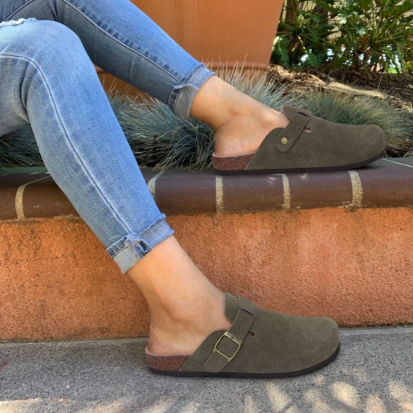 Comwarm Women's Suede Mules with Arch Support & Cork Insole - Stylish Slides for Home & Beach